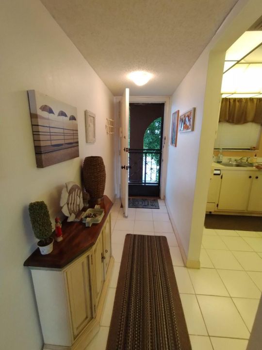 Active With Contract: $1,850 (2 beds, 2 baths, 986 Square Feet)