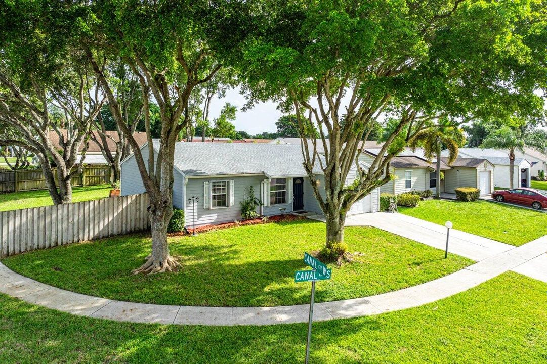 For Sale: $415,000 (3 beds, 2 baths, 992 Square Feet)