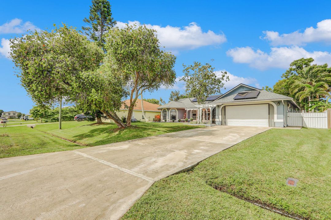 Active With Contract: $399,900 (3 beds, 2 baths, 1706 Square Feet)