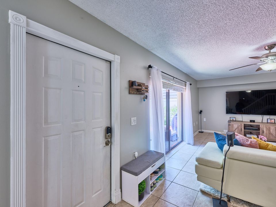 For Sale: $324,000 (2 beds, 2 baths, 1236 Square Feet)