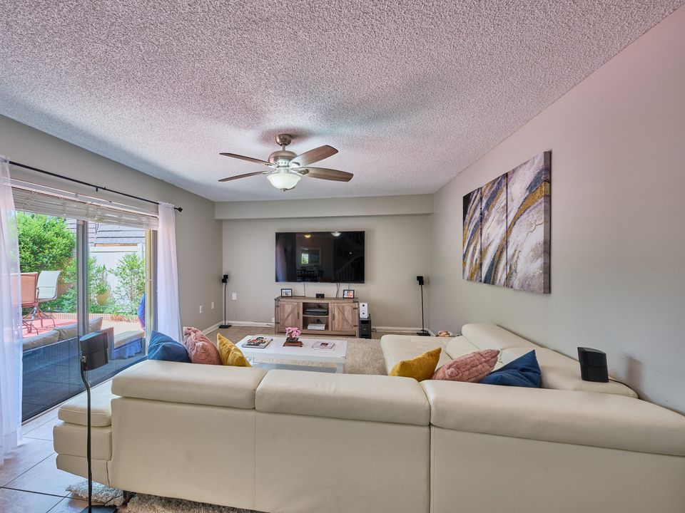 For Sale: $324,000 (2 beds, 2 baths, 1236 Square Feet)