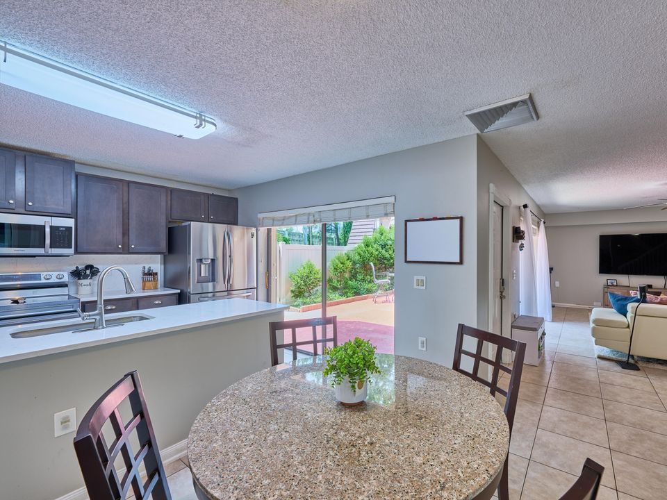 For Sale: $324,000 (2 beds, 2 baths, 1236 Square Feet)