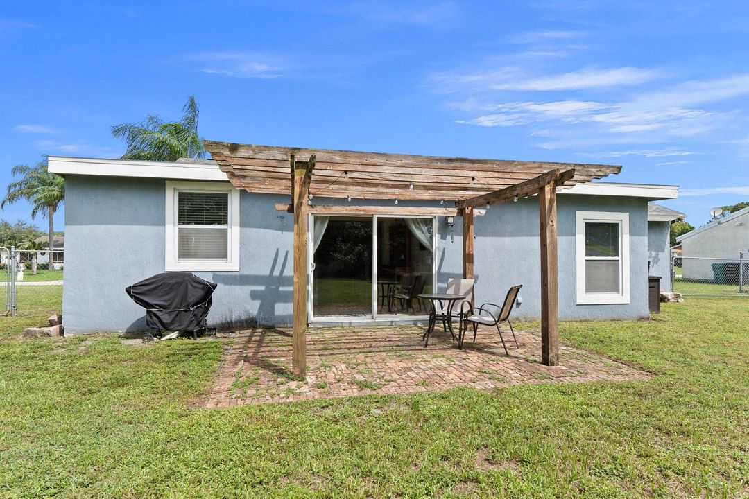 For Sale: $325,000 (3 beds, 2 baths, 1421 Square Feet)