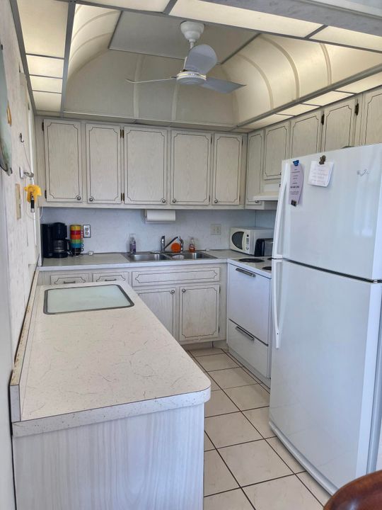 Active With Contract: $1,600 (2 beds, 2 baths, 819 Square Feet)