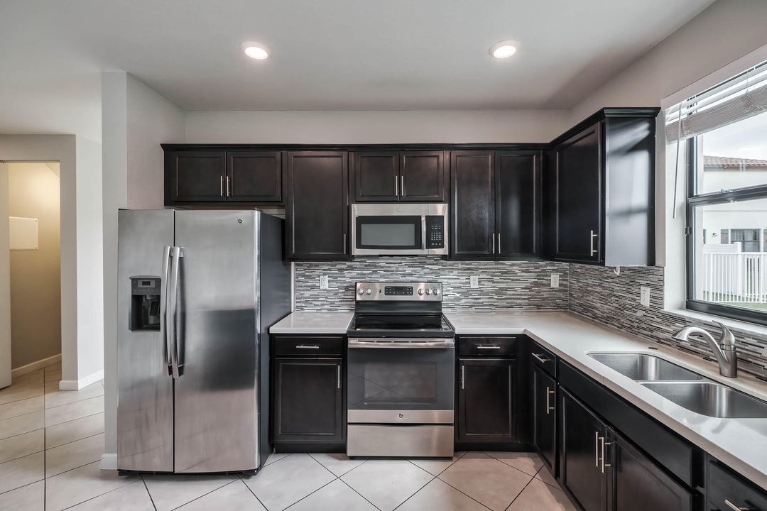 For Sale: $599,900 (4 beds, 2 baths, 2525 Square Feet)