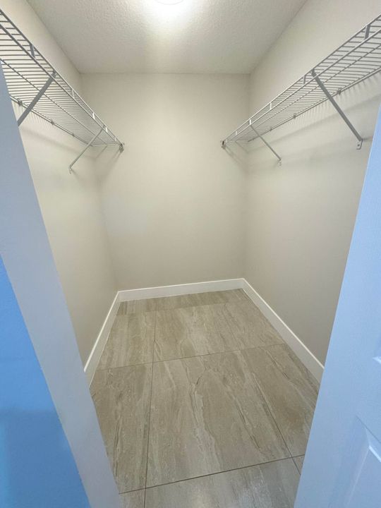 Active With Contract: $3,500 (3 beds, 2 baths, 1466 Square Feet)