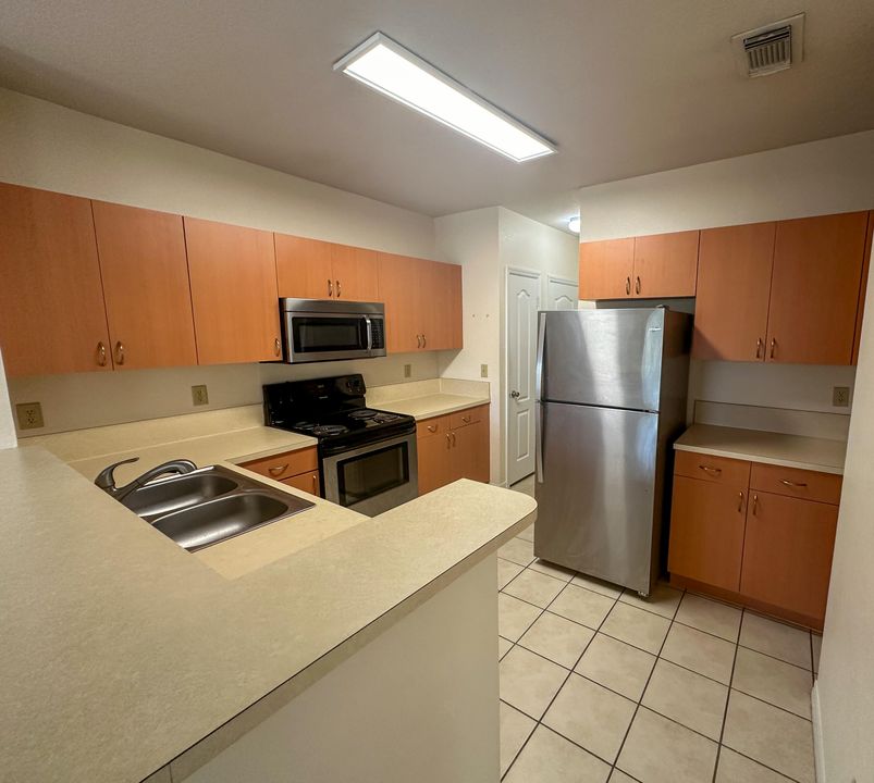 Active With Contract: $1,850 (2 beds, 2 baths, 1199 Square Feet)