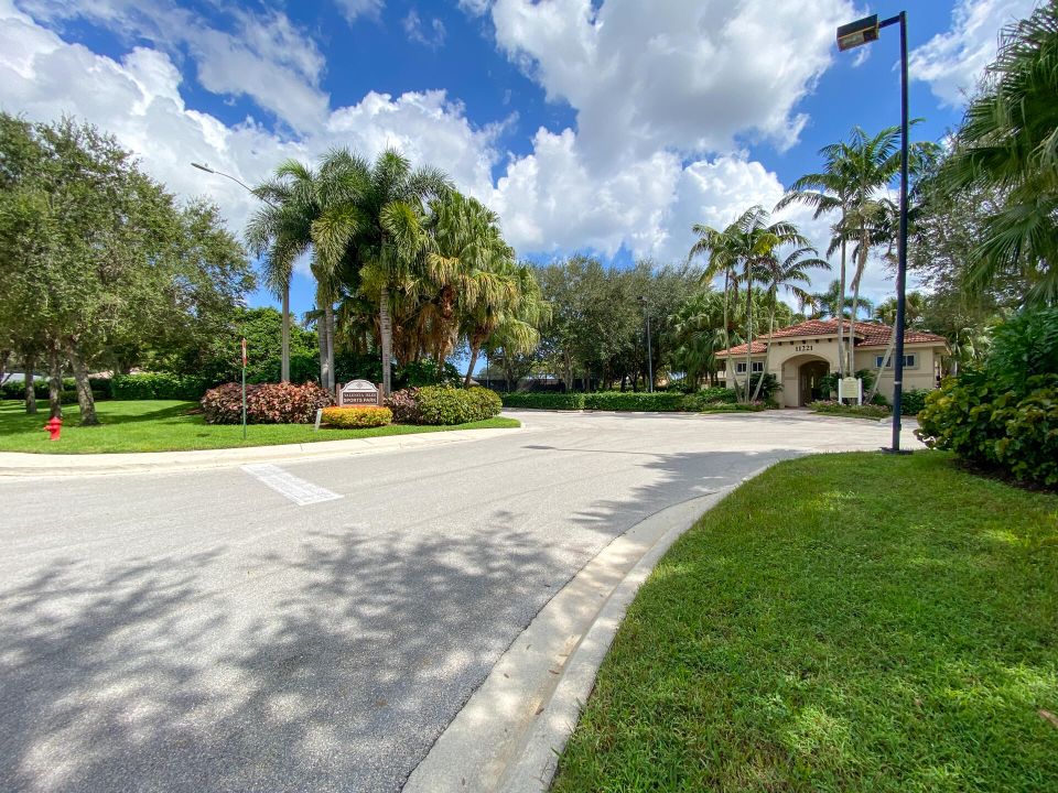 For Sale: $750,000 (3 beds, 2 baths, 2648 Square Feet)