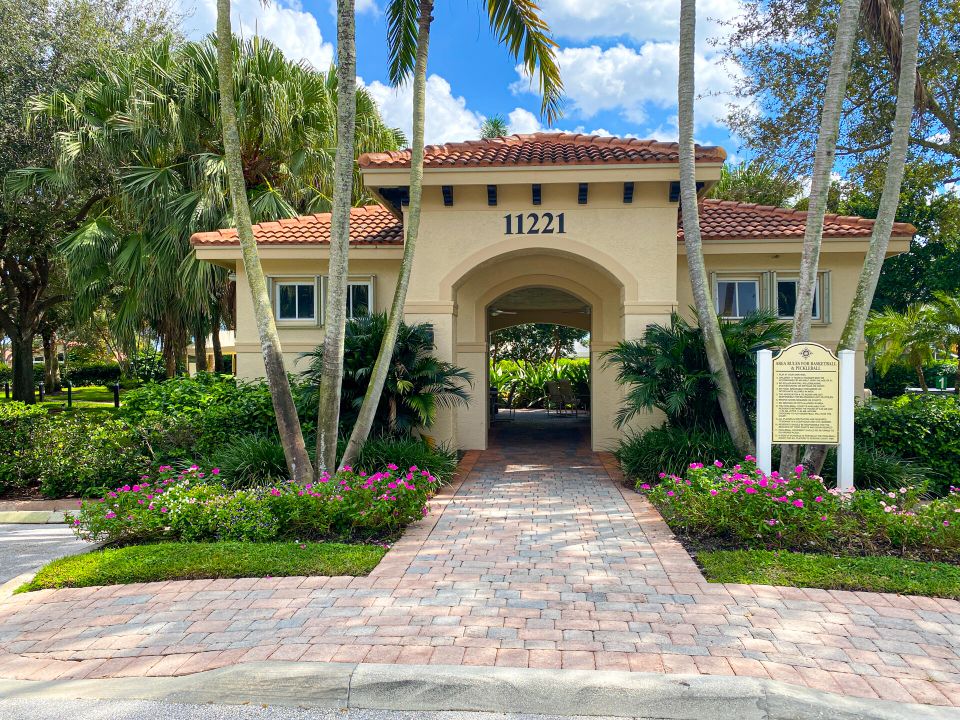 For Sale: $750,000 (3 beds, 2 baths, 2648 Square Feet)