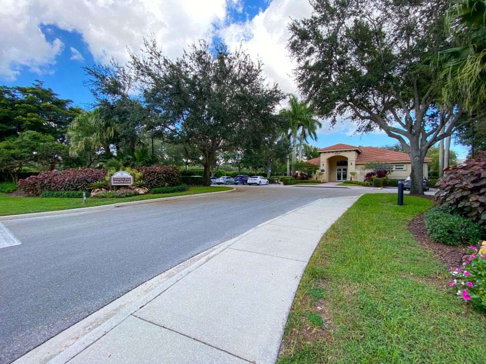 For Sale: $750,000 (3 beds, 2 baths, 2648 Square Feet)