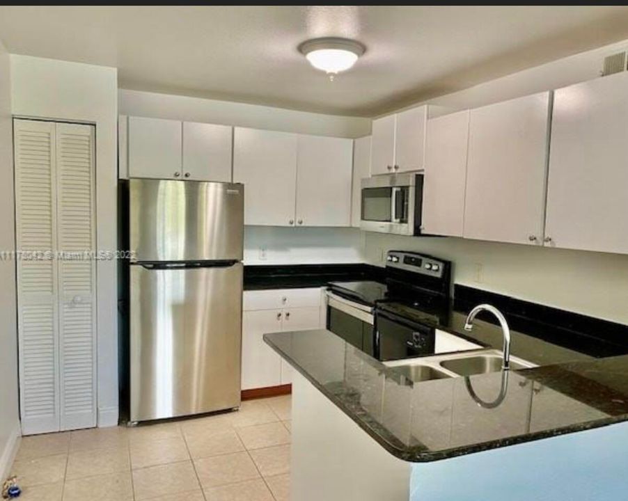 For Rent: $2,125 (2 beds, 2 baths, 992 Square Feet)