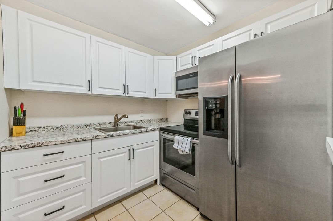 For Sale: $120,000 (1 beds, 1 baths, 593 Square Feet)