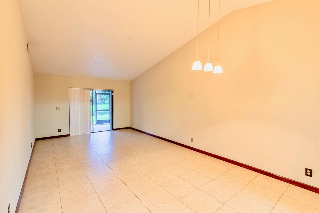 Active With Contract: $2,300 (2 beds, 4 baths, 1143 Square Feet)