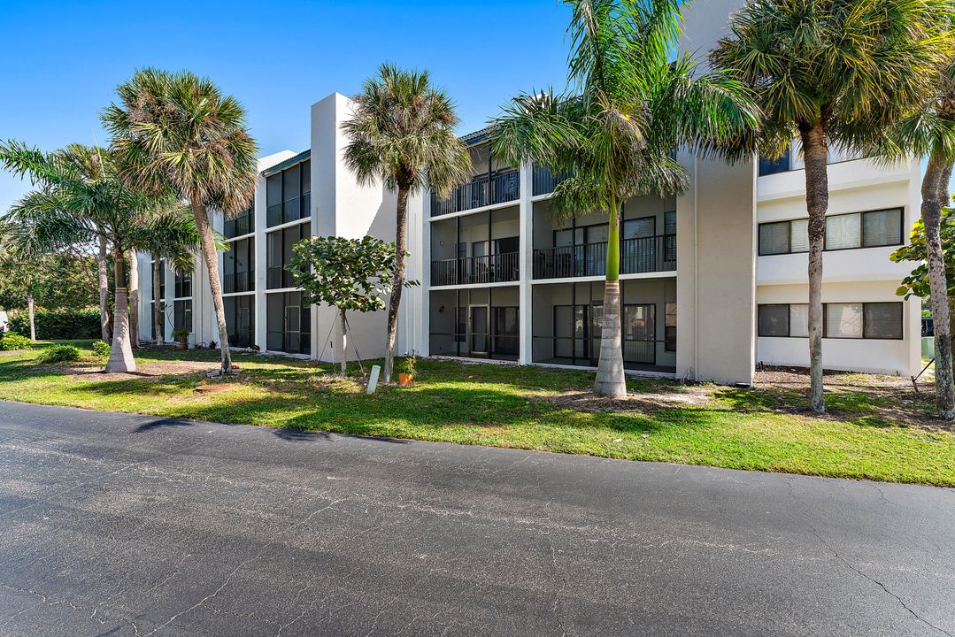 Active With Contract: $2,500 (2 beds, 2 baths, 1200 Square Feet)