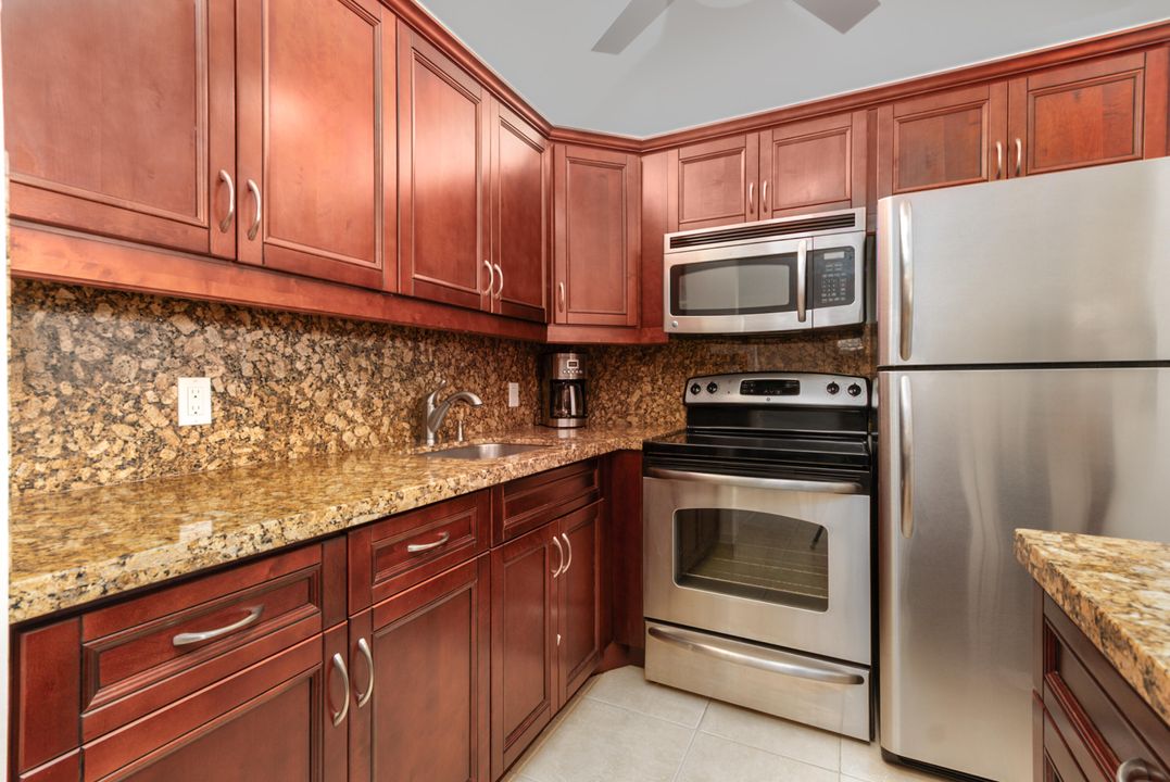 For Sale: $195,900 (1 beds, 1 baths, 715 Square Feet)