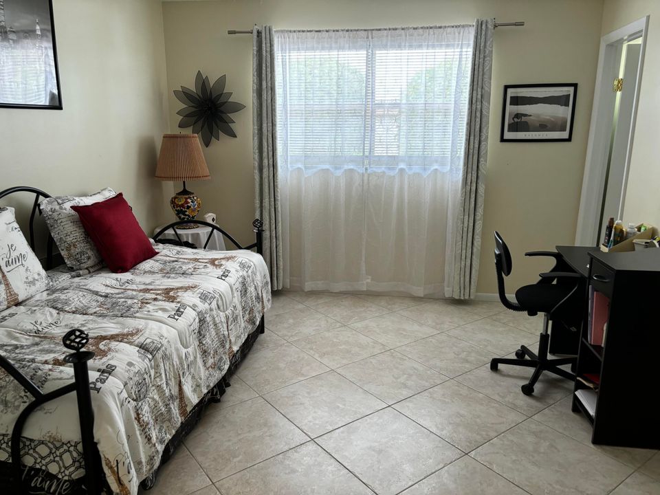 For Sale: $185,000 (2 beds, 2 baths, 924 Square Feet)