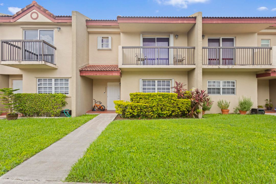 Active With Contract: $452,000 (3 beds, 2 baths, 1355 Square Feet)