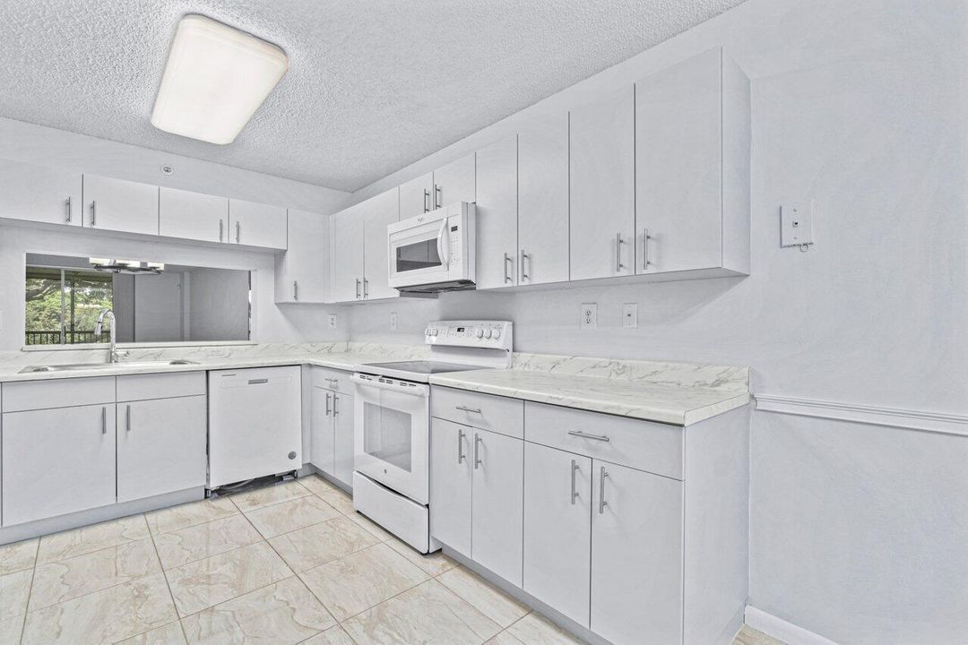 For Sale: $218,000 (2 beds, 2 baths, 1352 Square Feet)