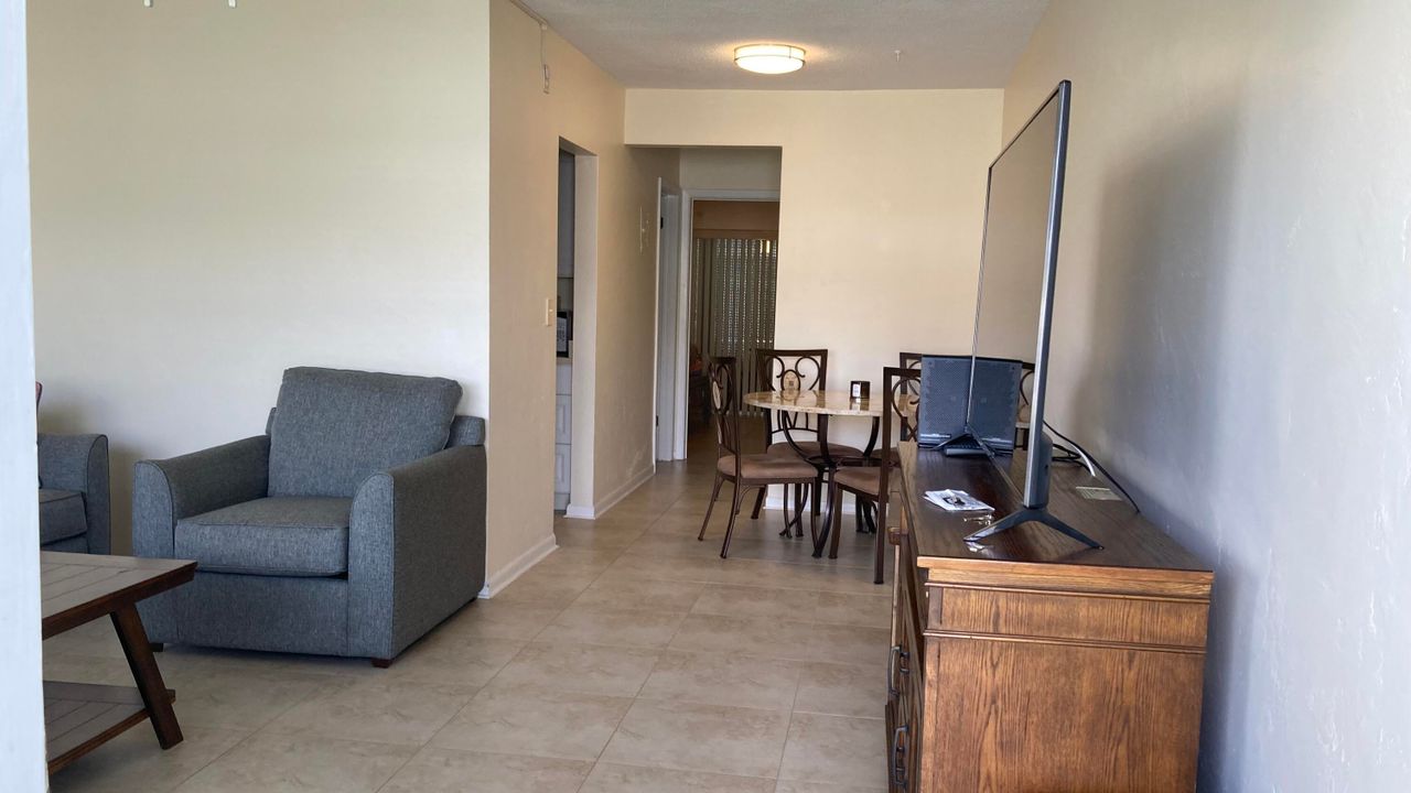 For Sale: $139,900 (1 beds, 1 baths, 638 Square Feet)