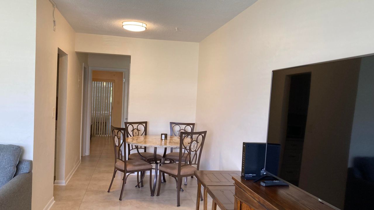 For Sale: $139,900 (1 beds, 1 baths, 638 Square Feet)