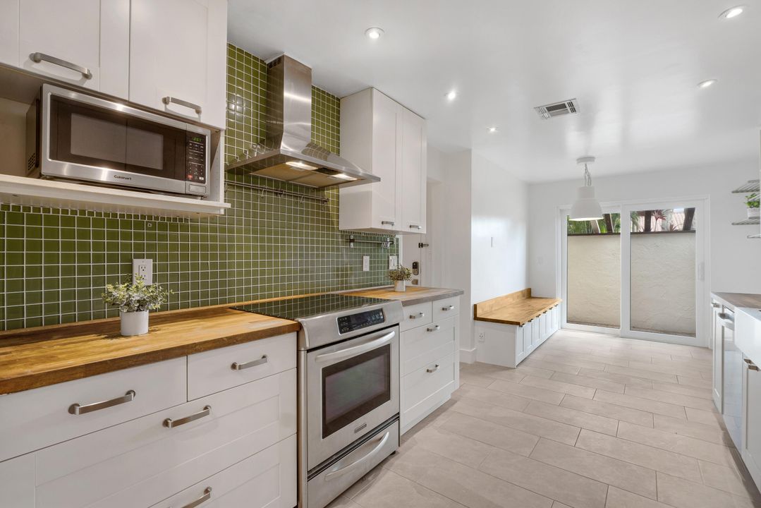 Active With Contract: $3,300 (2 beds, 2 baths, 1396 Square Feet)