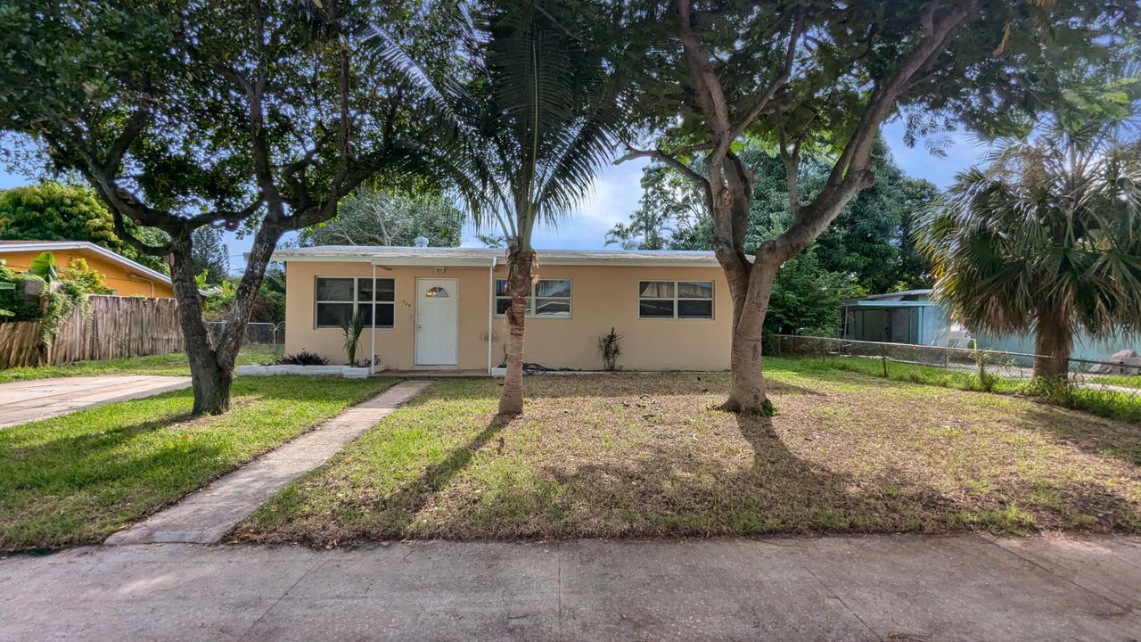 For Sale: $339,900 (3 beds, 1 baths, 936 Square Feet)