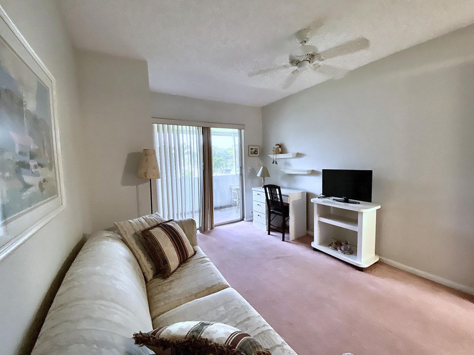 For Sale: $132,000 (2 beds, 1 baths, 820 Square Feet)