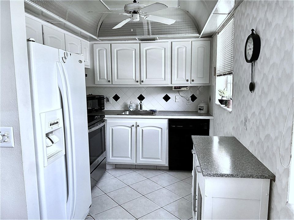 For Sale: $132,000 (2 beds, 1 baths, 820 Square Feet)