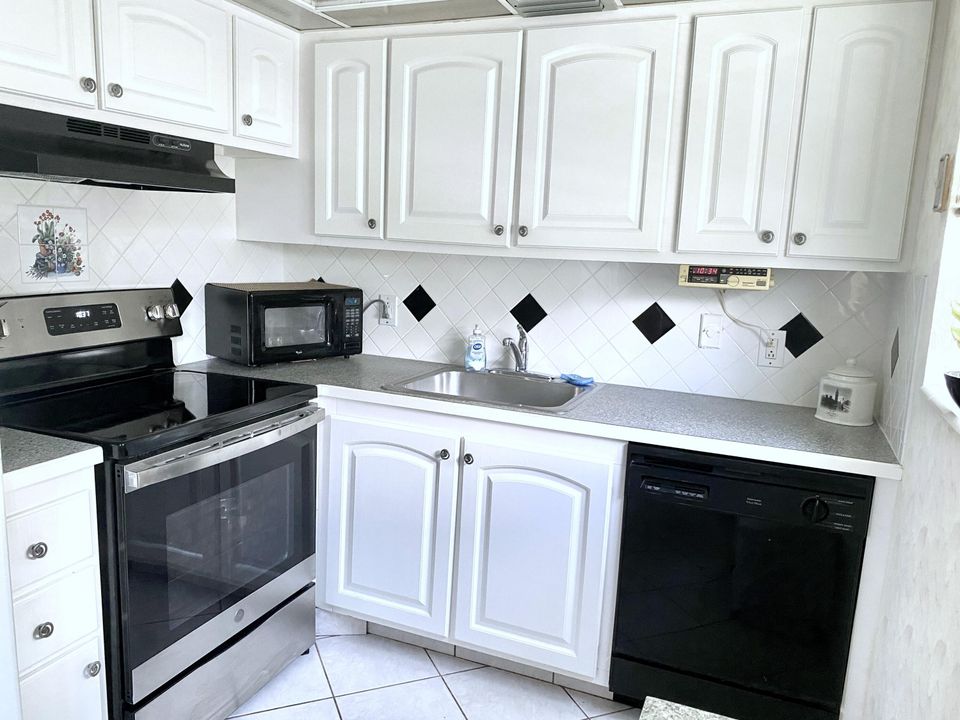 For Sale: $132,000 (2 beds, 1 baths, 820 Square Feet)