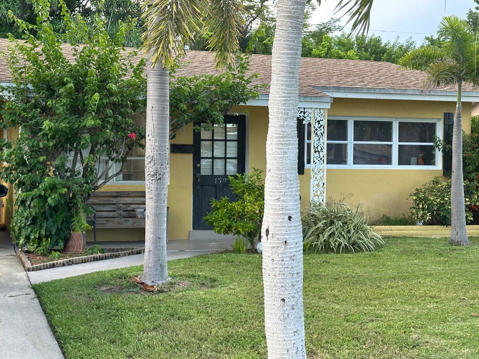 For Sale: $450,000 (3 beds, 1 baths, 1243 Square Feet)