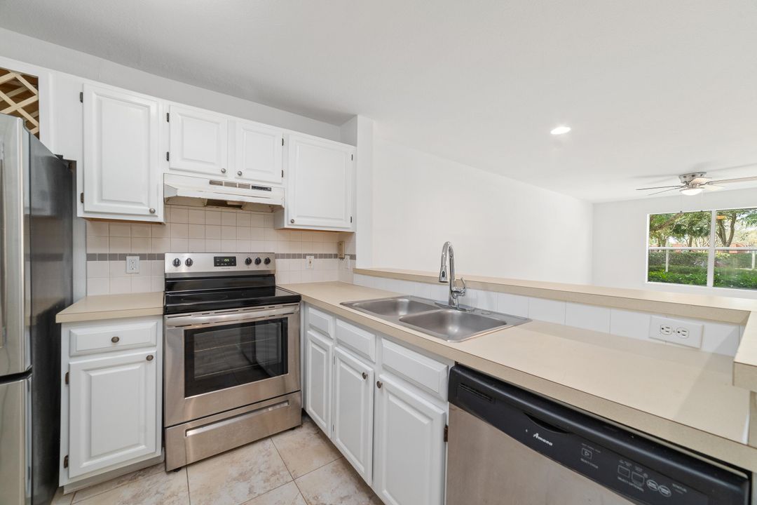 Active With Contract: $1,690 (1 beds, 1 baths, 672 Square Feet)