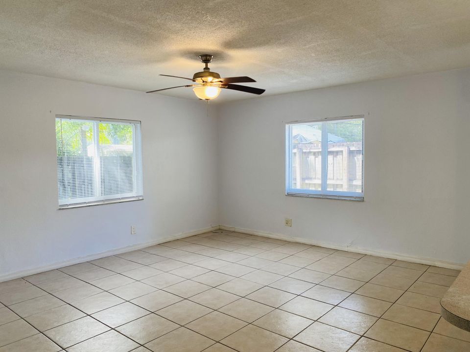 Active With Contract: $2,000 (2 beds, 1 baths, 896 Square Feet)