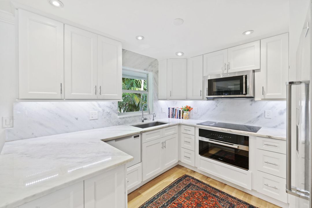 For Sale: $1,100,000 (2 beds, 2 baths, 1326 Square Feet)