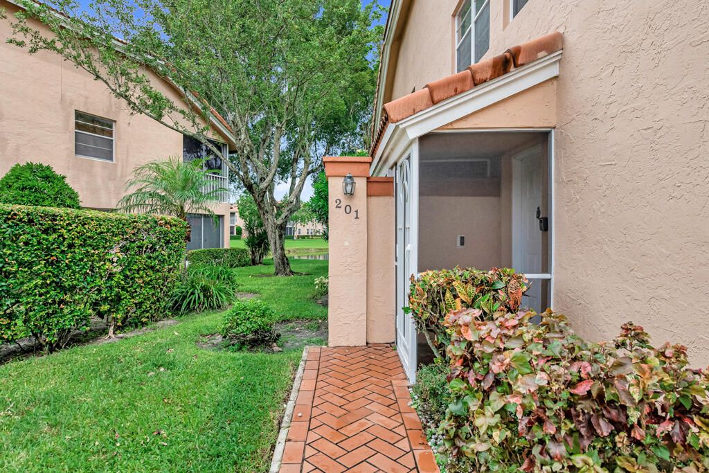 For Sale: $389,900 (2 beds, 2 baths, 1822 Square Feet)