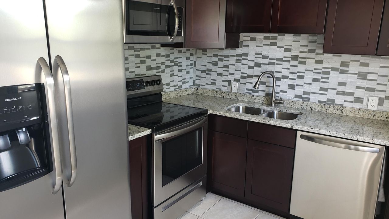 For Rent: $1,700 (2 beds, 1 baths, 840 Square Feet)