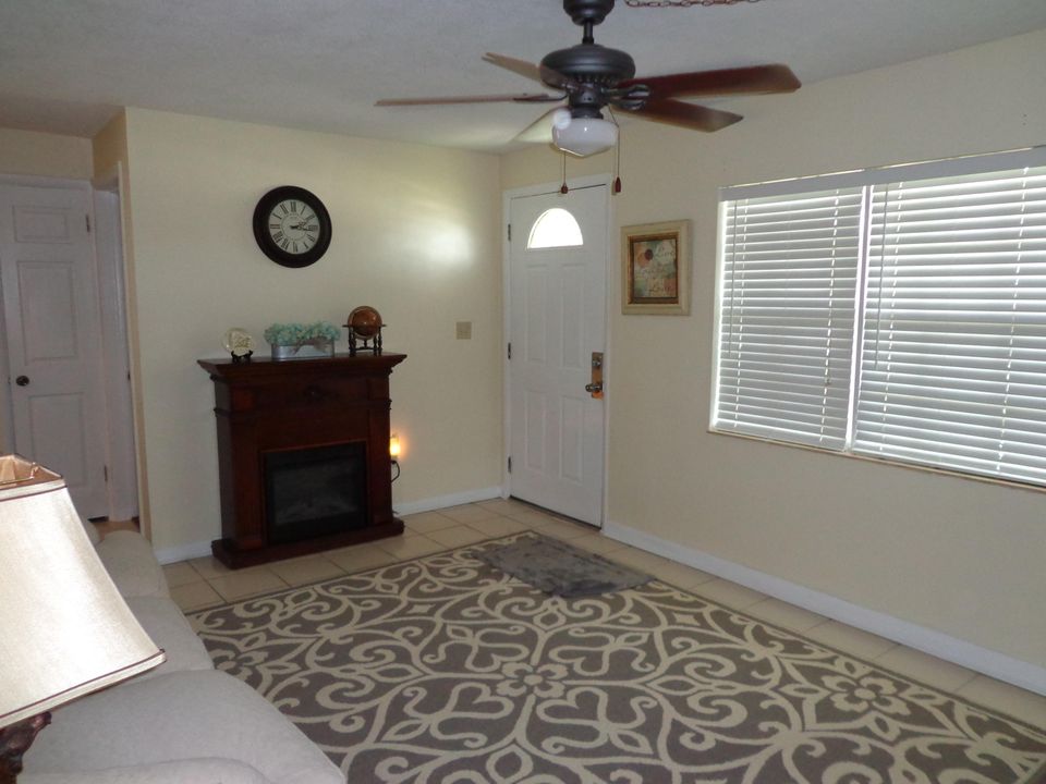 For Rent: $4,000 (4 beds, 2 baths, 891 Square Feet)