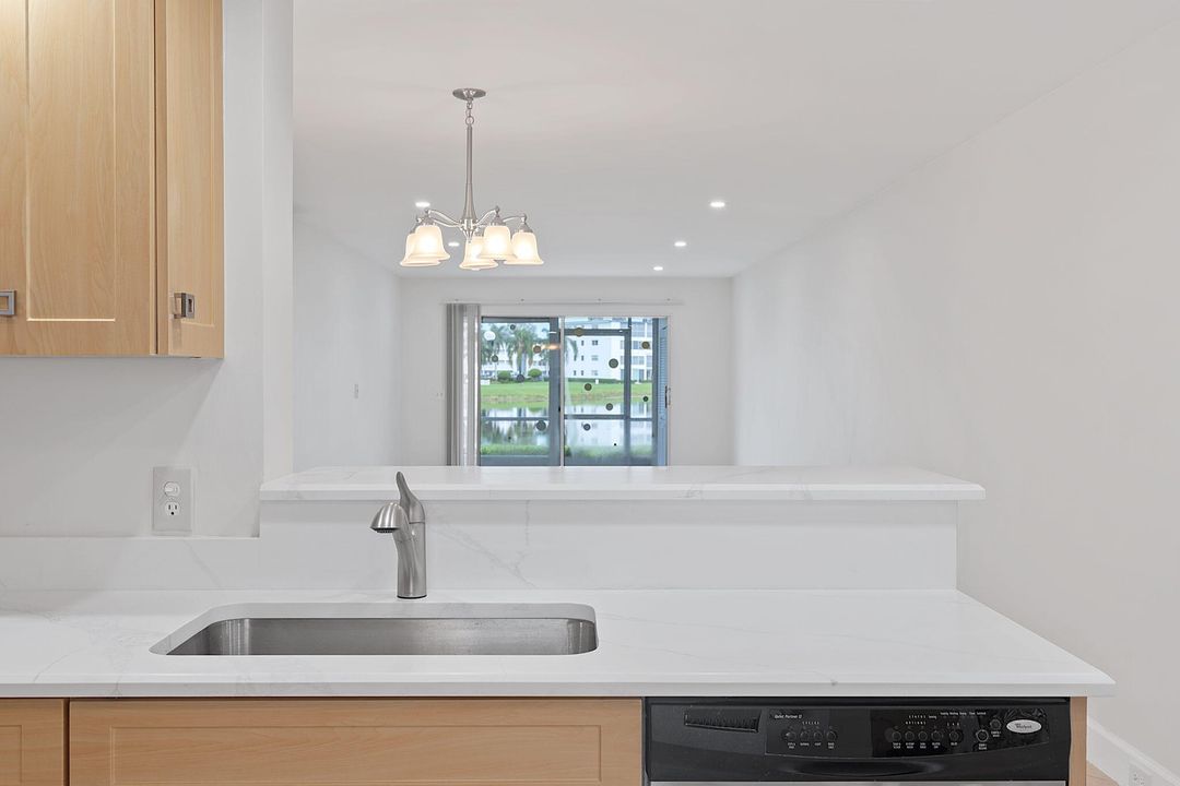 For Sale: $349,000 (2 beds, 2 baths, 1168 Square Feet)