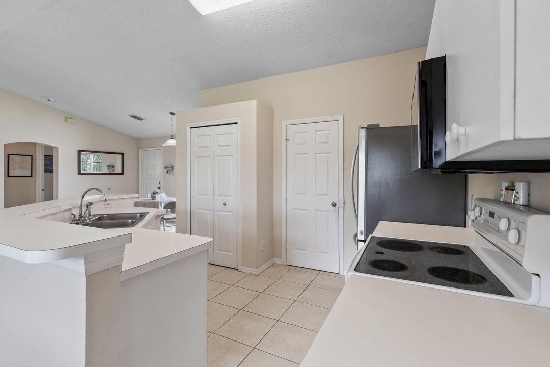 Active With Contract: $345,000 (3 beds, 2 baths, 1396 Square Feet)