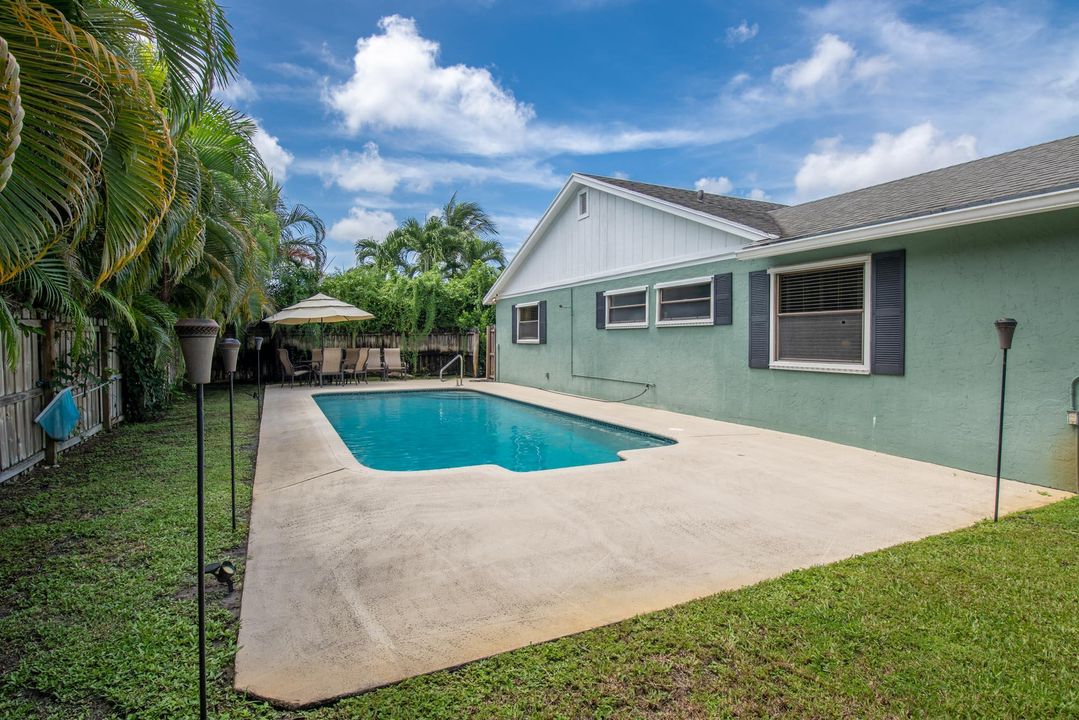 For Sale: $799,900 (3 beds, 2 baths, 2263 Square Feet)