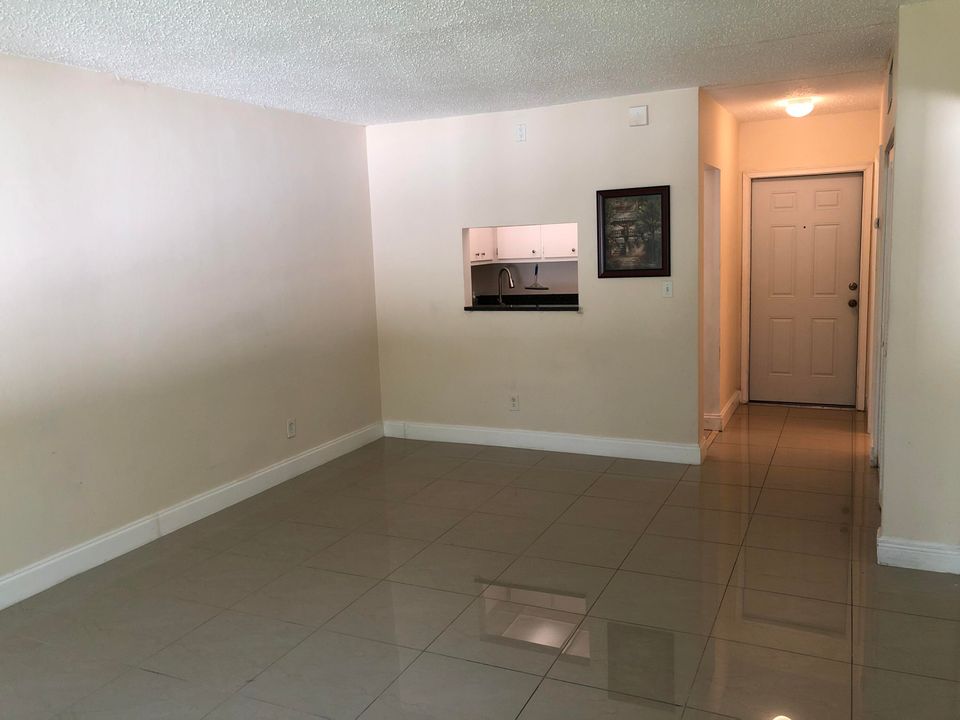 For Rent: $1,675 (1 beds, 1 baths, 700 Square Feet)