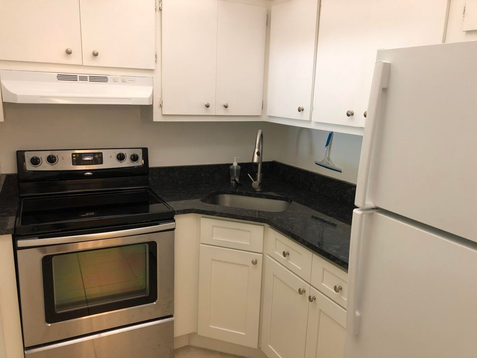 For Rent: $1,675 (1 beds, 1 baths, 700 Square Feet)