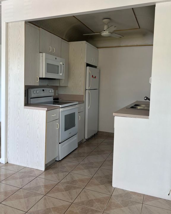 For Rent: $1,750 (2 beds, 1 baths, 861 Square Feet)