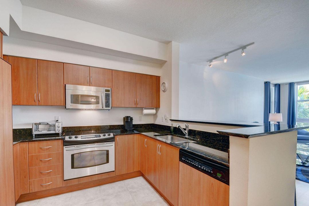 For Rent: $2,500 (1 beds, 1 baths, 839 Square Feet)