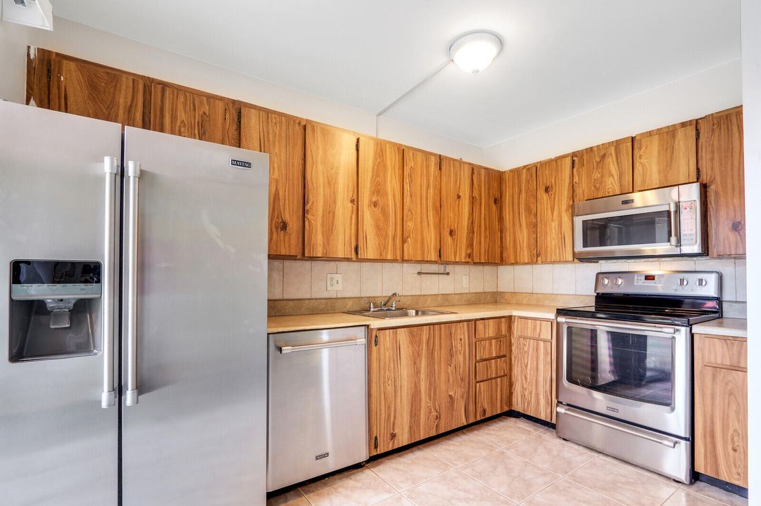 Active With Contract: $2,499 (2 beds, 2 baths, 1184 Square Feet)