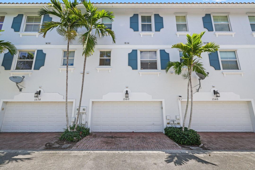 For Sale: $439,000 (3 beds, 3 baths, 1880 Square Feet)