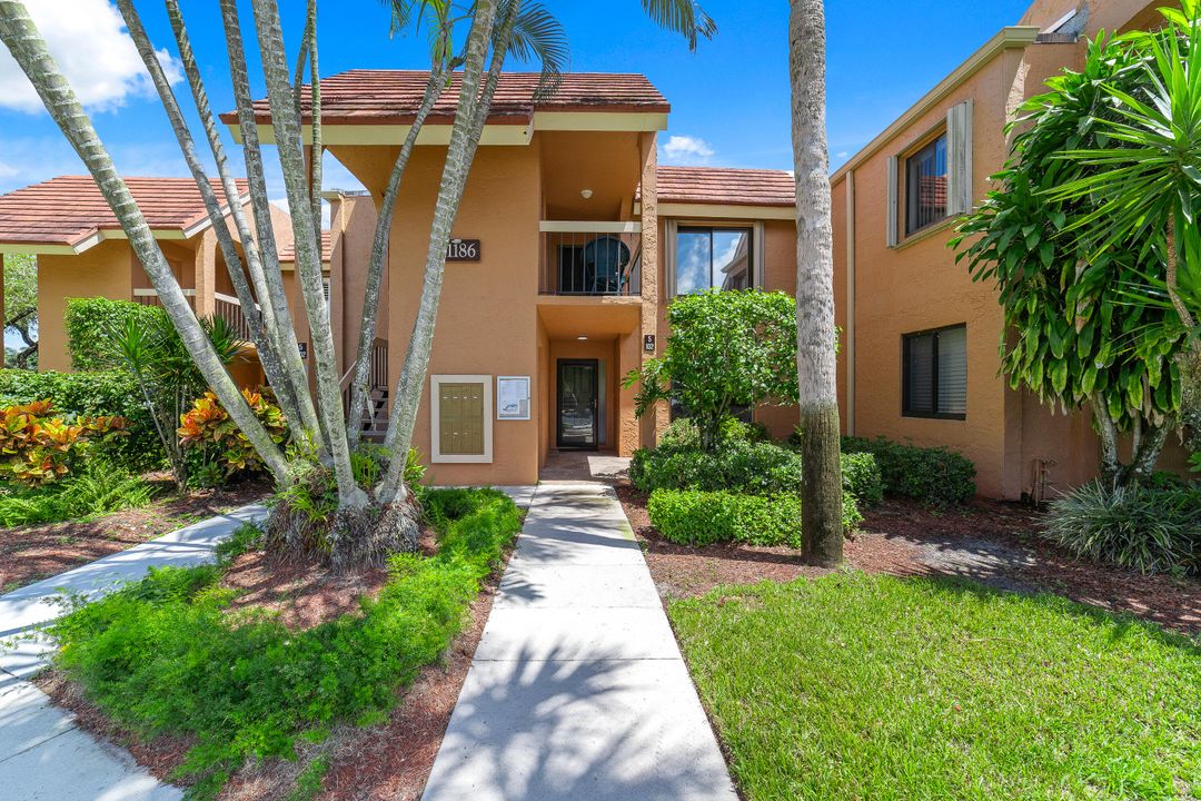 Active With Contract: $339,900 (2 beds, 2 baths, 1380 Square Feet)