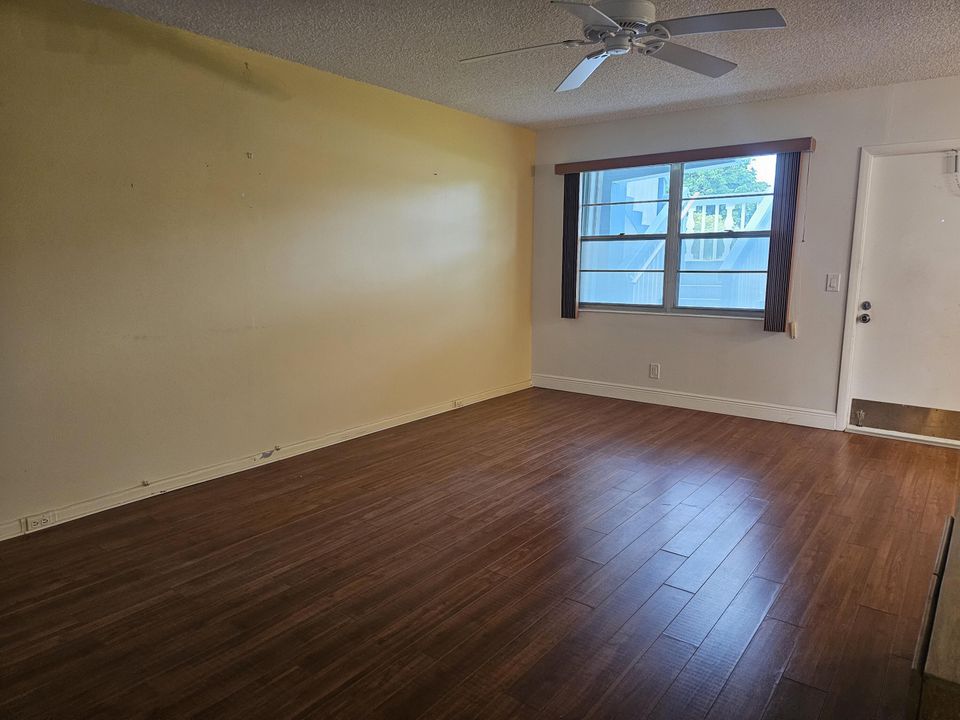 For Sale: $185,000 (2 beds, 1 baths, 820 Square Feet)