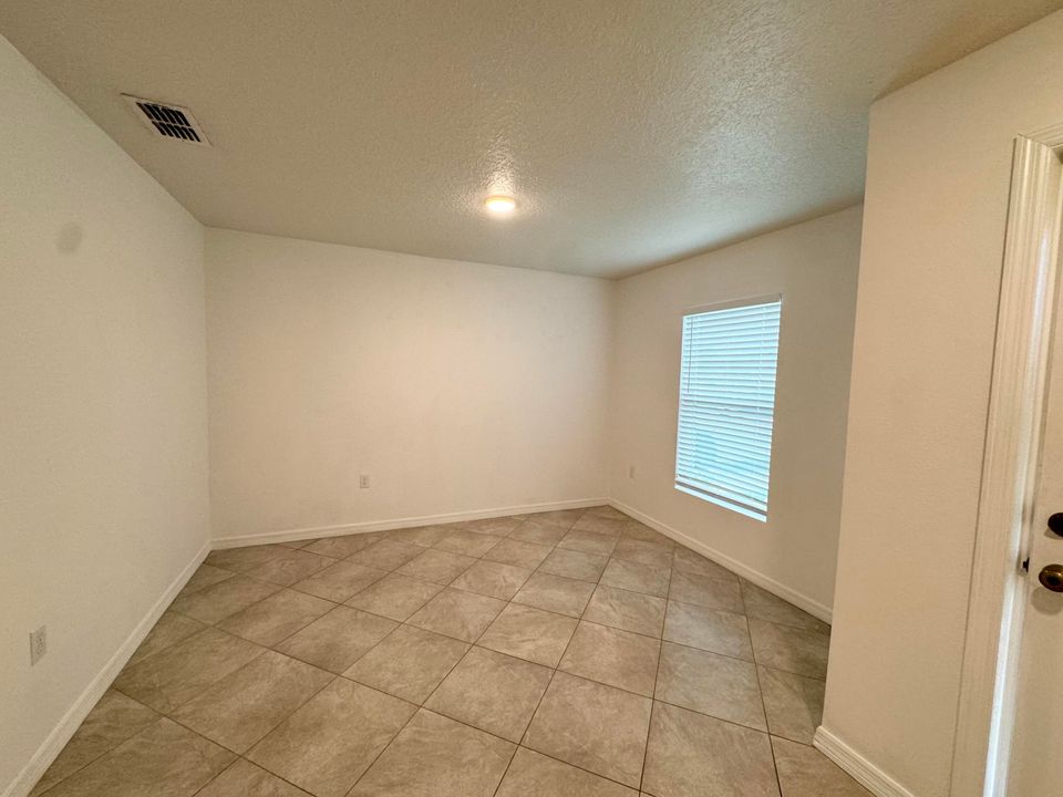 For Rent: $2,800 (4 beds, 2 baths, 1844 Square Feet)