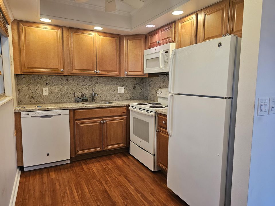 For Sale: $185,000 (2 beds, 1 baths, 820 Square Feet)