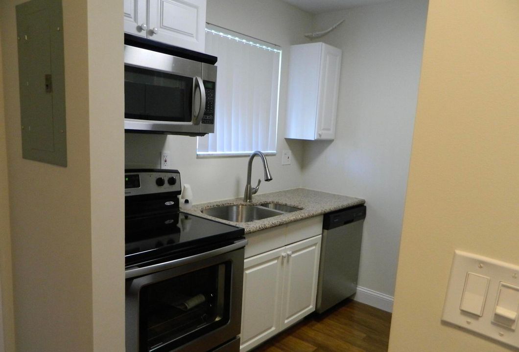 For Sale: $125,000 (1 beds, 1 baths, 616 Square Feet)